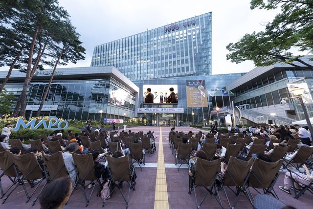 지난달 마포구청 구민광장에서 열린 '한여름밤의 영화광장' 행사 모습