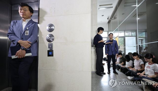 임성근 전 사단장 기다리는 특검 관계자