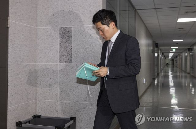 '주식 차명거래' 이춘석 의원실 폐지함에서 발견된 수첩 전달받은 경찰