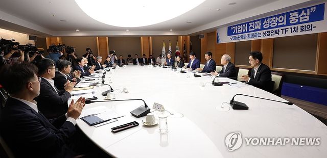 박수 치는 참석자들