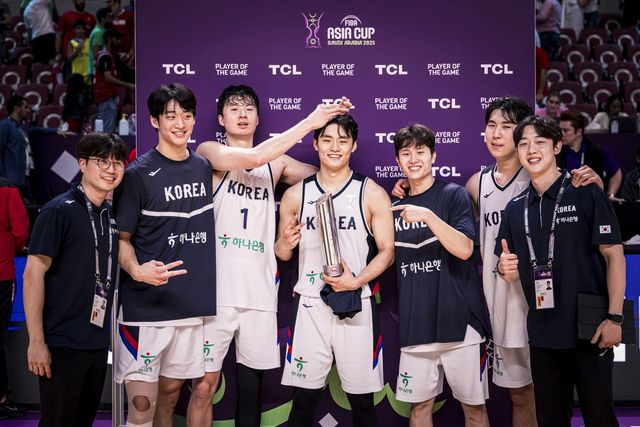 레바논전 최우수선수 유기상과 남자농구 대표팀