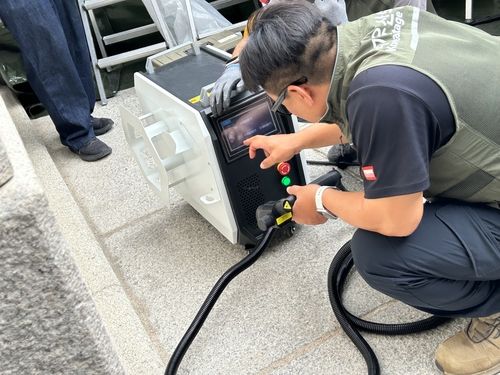 레이저 기기 작업 준비하는 관계자들 