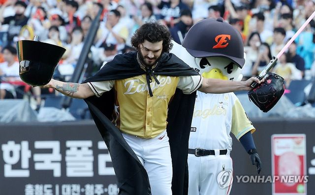 마운드에 오르는 다스 베이더