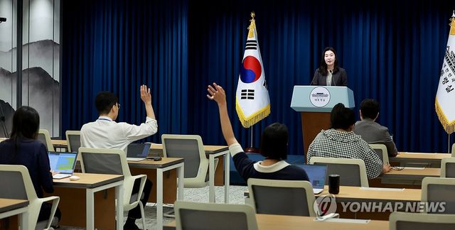 취재진 질문 받는 강유정 대통령실 대변인