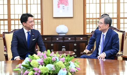 고이즈미(왼쪽) 일본 농림수산대신과 조현 외교부 장관