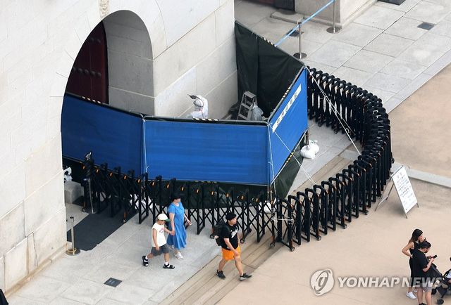 경복궁에 또 낙서 테러, 낙서 지우는 관계자들