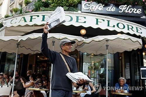 프랑스의 마지막 거리 신문 판매원 알리 아크바르씨