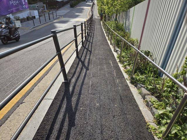 행당로8길 보도에 열선을 설치한 모습