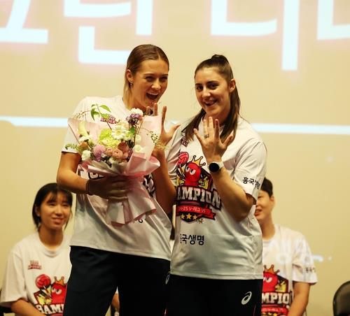 흥국생명 팬 미팅 행사에 참석한 레베카(왼쪽)와 피치