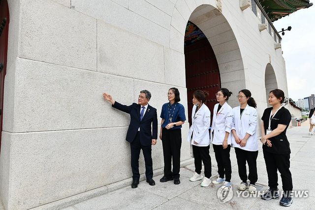 낙서 제거 완료된 경복궁 광화문 석축 확인하는 허민 국가유산청