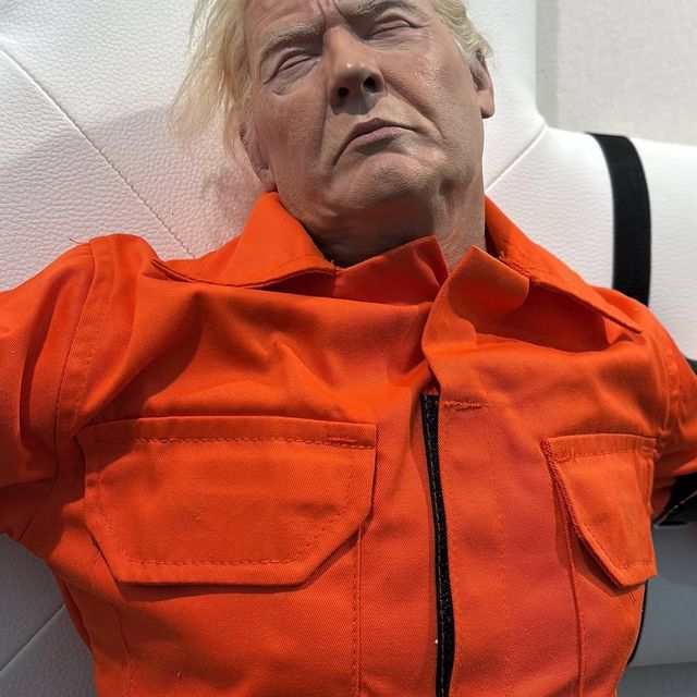 십자가에 매단 트럼프 조각상