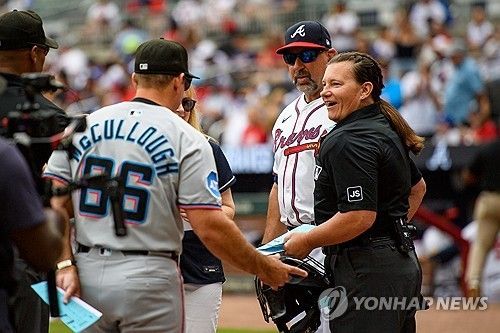 경기 전 선발 라인업을 받는 파월 주심