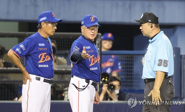 심판에게 항의하는 김경문 감독