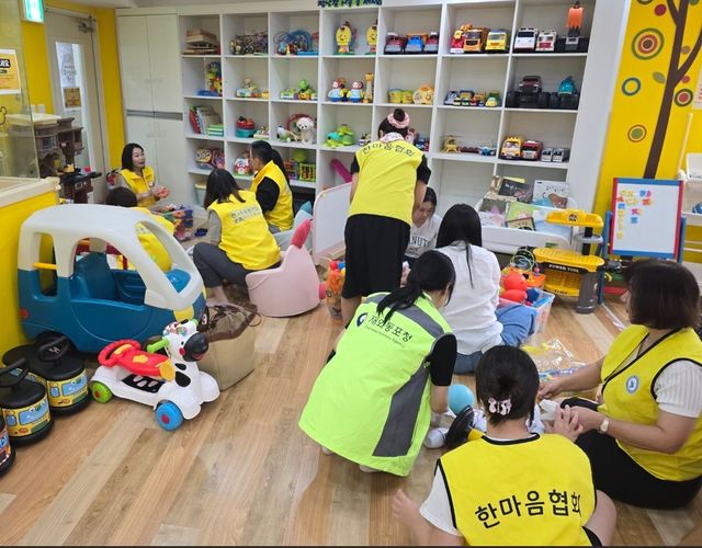 서울 영등포 종합사회복지관서 봉사중인 참가자들