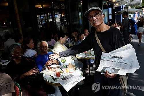 프랑스의 마지막 거리 신문 판매원 알리 아크바르씨