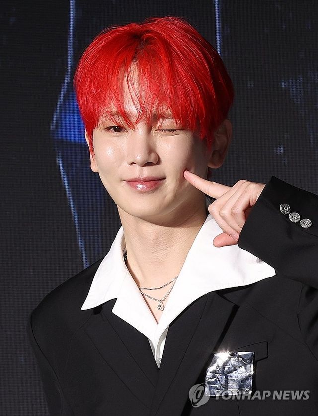 키, 윙크하며 '볼 콕'