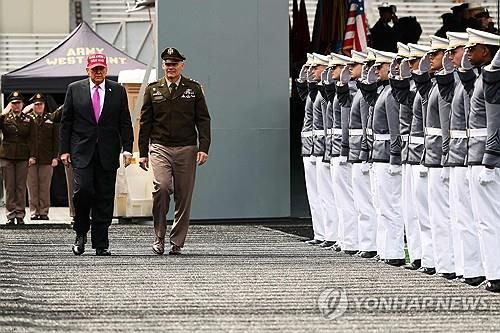 육군 사관학교 졸업식에 참석한 트럼프 대통령 