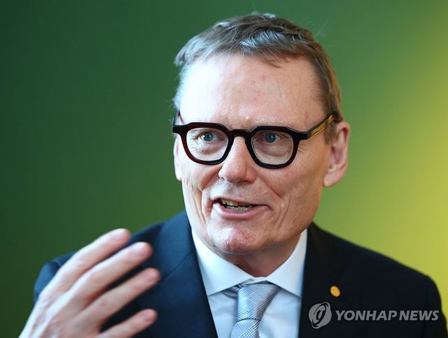 인터뷰하는 노벨경제학상 수상자 제임스 로빈슨 교수