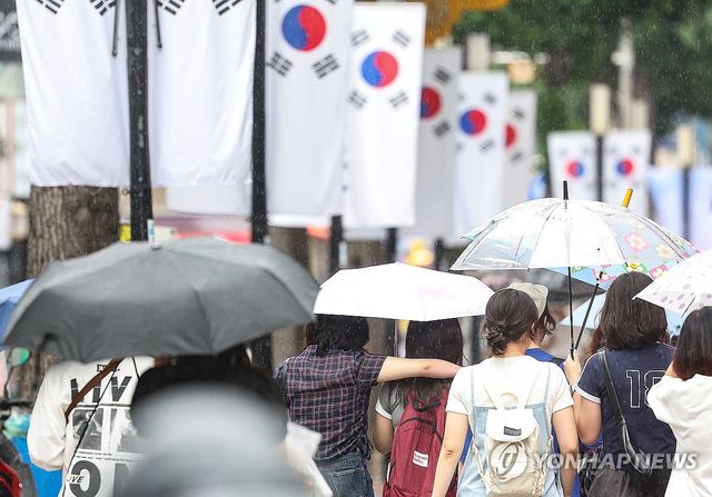 광복절 앞두고 내리는 비