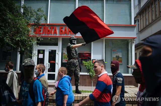 우크라이나 시위에 등장한 UPA 깃발