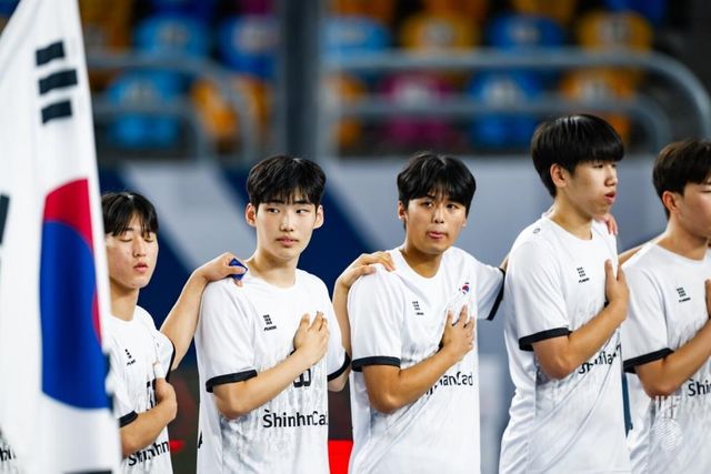 경기 시작 전 국민의례를 하는 한국 선수단