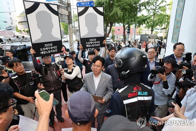 노동자들과 대화하는 김영훈 장관