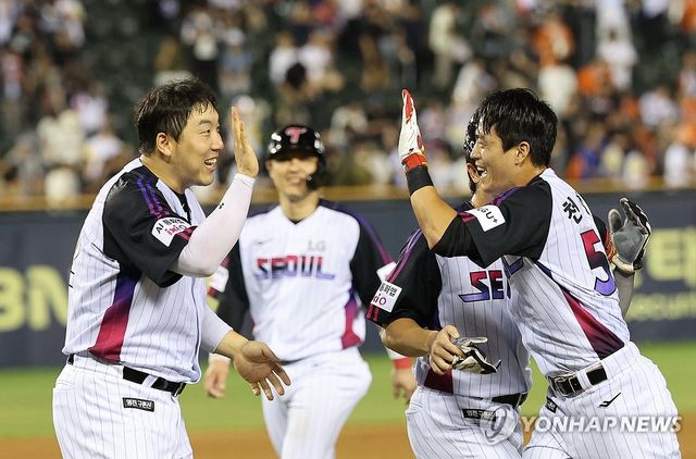 끝내기 주인공 천성호와 김현수의 하이파이브