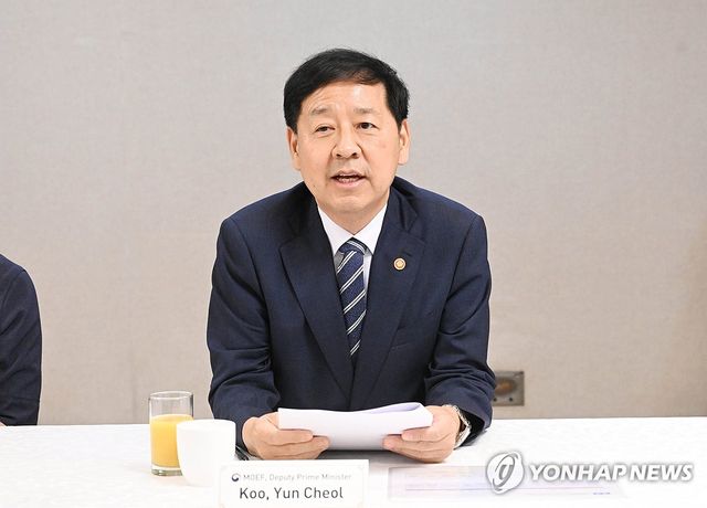 구윤철 부총리, AI 경진대회 참가 글로벌 대학생과 대화