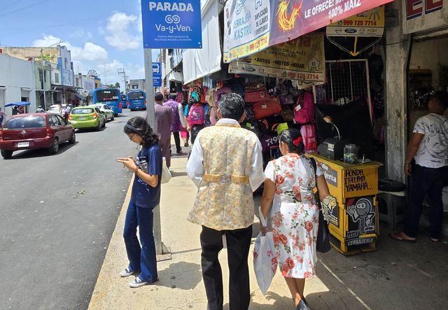 멕시코 숭무학교 군사훈련터였던 시장 주변을 걷는 한인 후손들