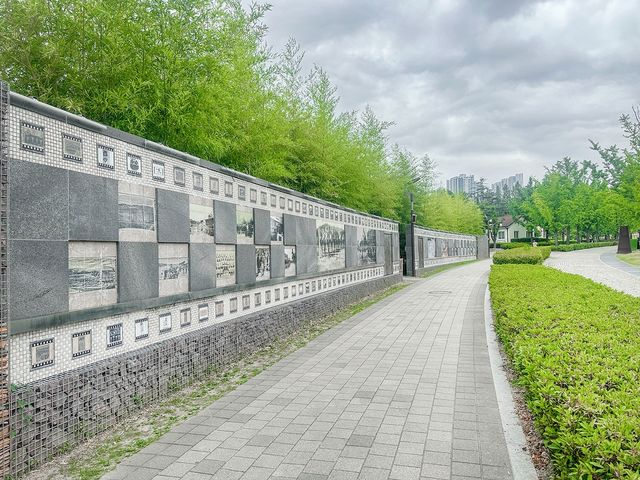 역사의 길. 부산시민공원의 역사를 한눈에 볼 수 있는 사진과 연혁이 벽과 바닥에 기록돼 있다. [사진/권혁창 기자]