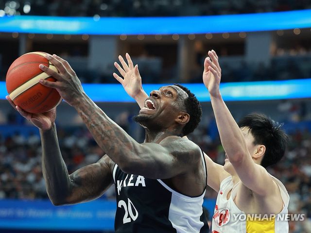 라건아 골밑 분전