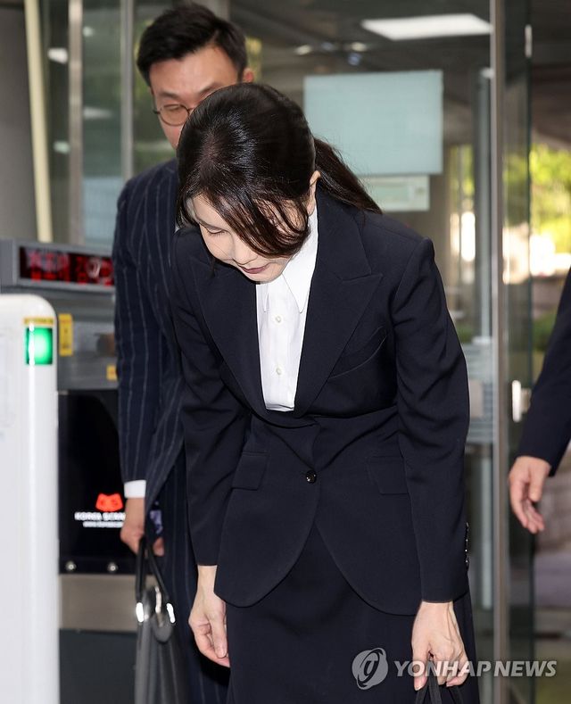 고개 숙여 인사하는 김건희 여사