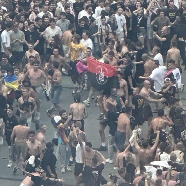 폴란드 바르샤바 국립경기장의 UPA 깃발