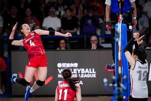 VNL 한일전에서 공격하는 일본의 이시카와 마유(4번)