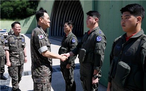 10전투비행단 조종사들 격려하는 김명수 합참의장