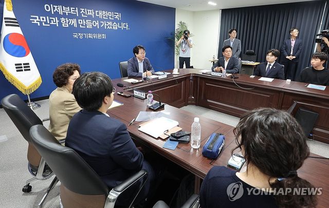 환영사하는 이한주 위원장