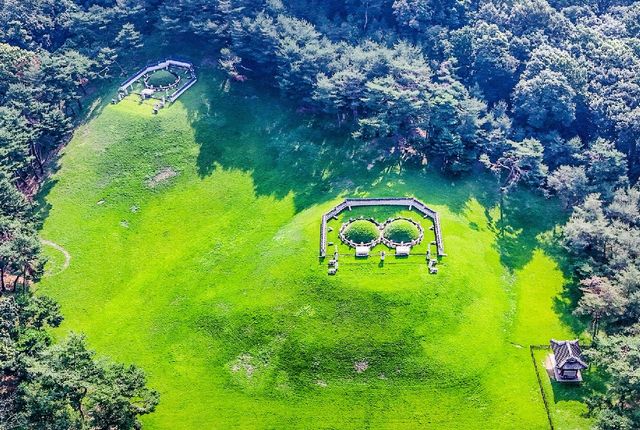 오른쪽 쌍릉이 숙종과 인현왕후의 능, 왼쪽 단릉은 인원왕후의 능 [사진/백승렬 기자]