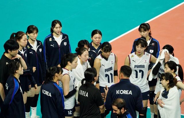 작전 지시하는 모랄레스 한국 여자배구 대표팀 감독