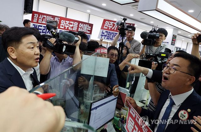 김관영 전북도지사 전입신고 저지하는 완주군의장