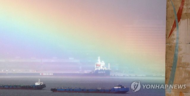 소나기 그치자 무지개 활짝