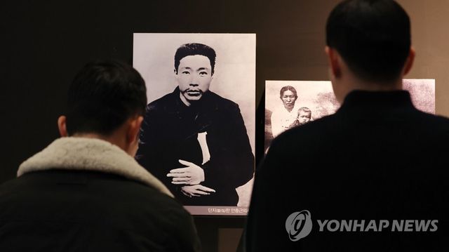 안중근 의사 자료 살피는 시민들