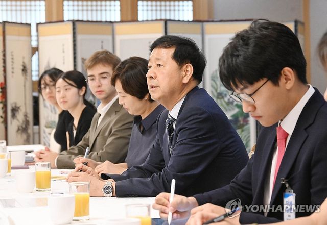 구윤철 부총리, AI 경진대회 참가 글로벌 대학생과 대화