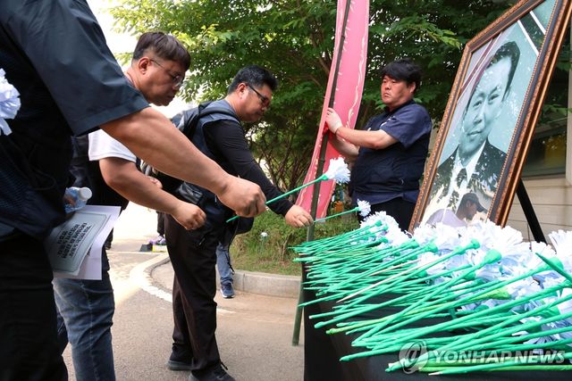 숨진 작업장 앞에 놓인 고 김충현 씨 영정