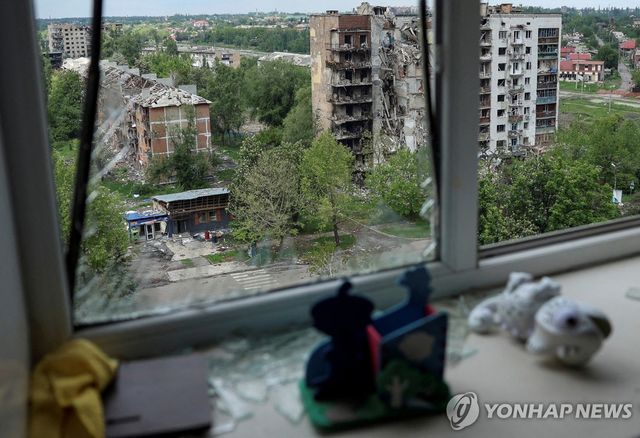 포트로우스크 전선에서 공습으로 부서진 건물