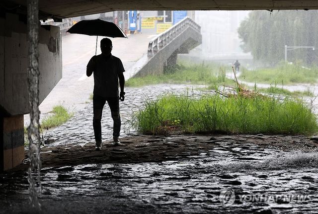 비 내리는 광주천변