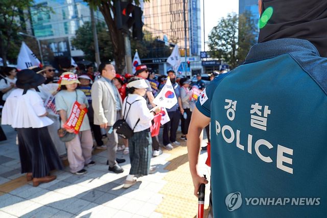 김건희 영장심사에, 법원 인근에 모인 윤 전 대통령 부부 지지자