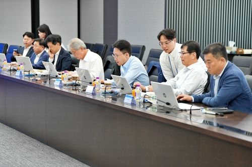 임종룡 우리금융그룹 회장(오른쪽에서 다섯번째)을 비롯한 우리금융 임원들이 지난 6월 18일 서울 중구 본사에서 챗GPT 활용 실습 연수를 받는 모습 [우리금융 제공] 