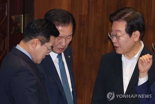 지난해 9월 국회에서 이재명 대통령과 정청래 민주당 대표, 박찬대 의원이 대화하는 모습