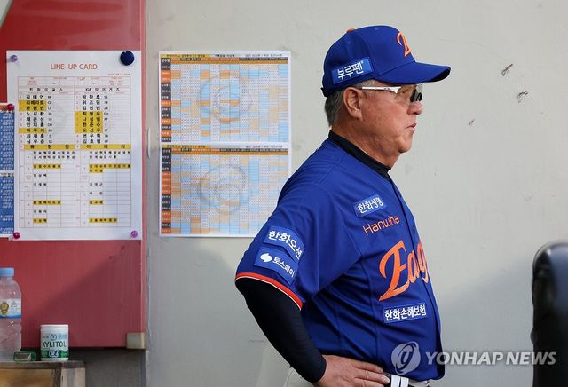 경기 지켜보는 김경문 감독