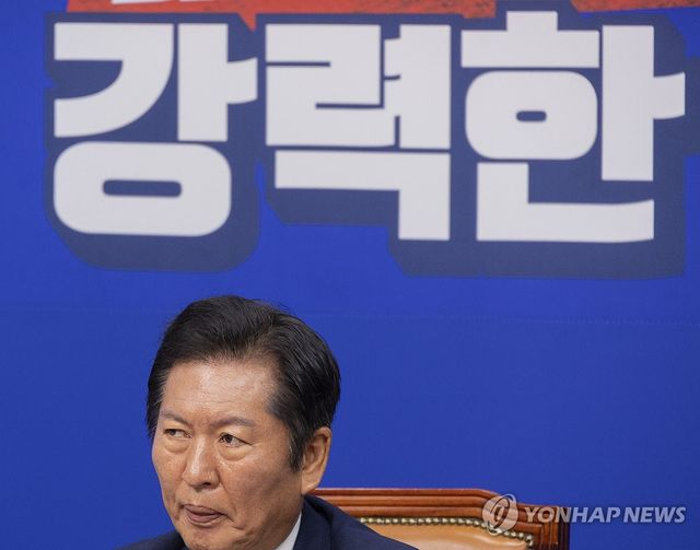 생각에 잠긴 정청래